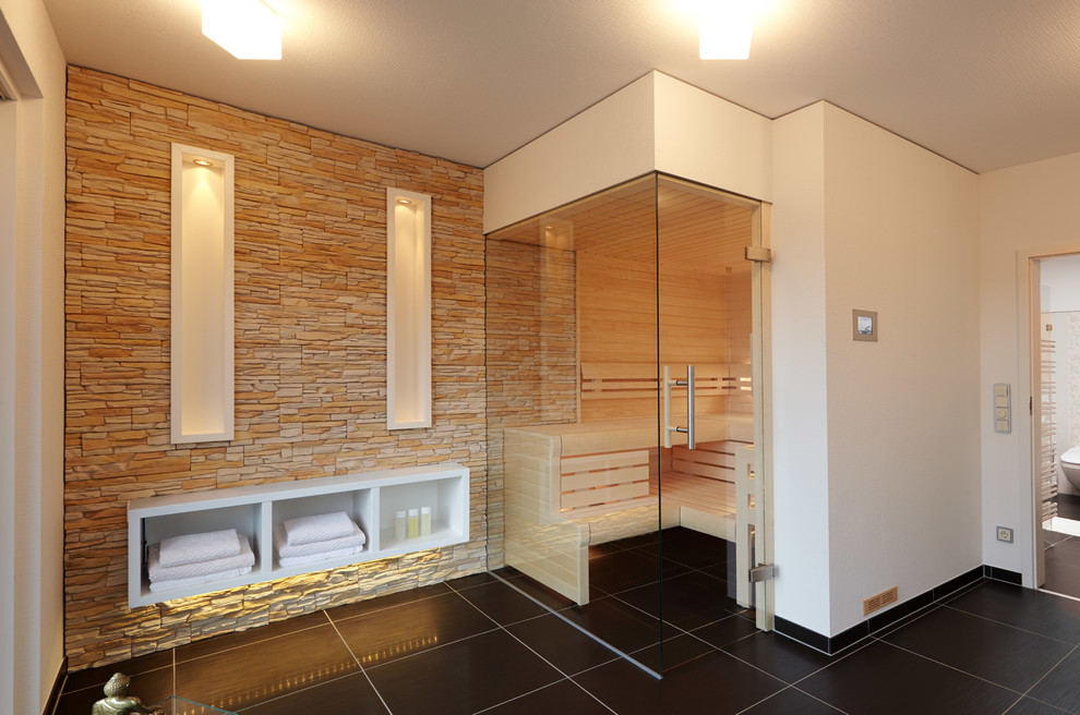 Idée de décoration pour un sauna design de taille moyenne avec un carrelage noir, des carreaux de céramique, un mur blanc, un placard sans porte et des portes de placard blanches.
