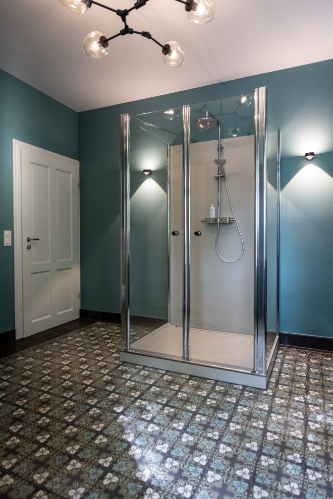 Exempel på ett stort modernt vit vitt badrum, med släta luckor, grå skåp, en toalettstol med separat cisternkåpa, cementgolv, ett nedsänkt handfat, bänkskiva i akrylsten och turkost golv