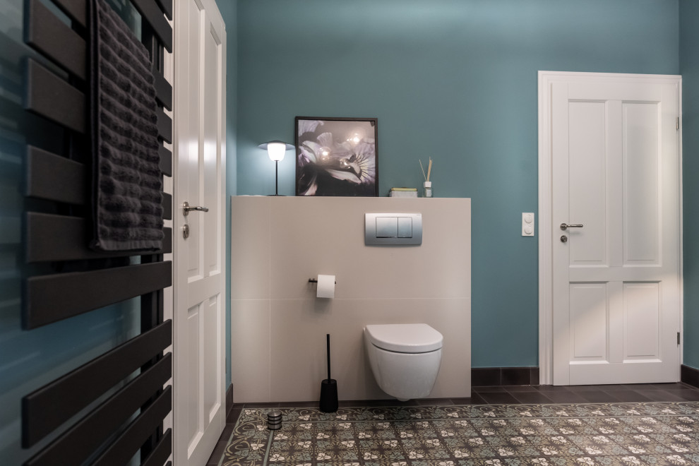 Идея дизайна: большая ванная комната в современном стиле с плоскими фасадами, серыми фасадами, раздельным унитазом, полом из цементной плитки, накладной раковиной, столешницей из искусственного камня, бирюзовым полом, белой столешницей, тумбой под одну раковину и напольной тумбой