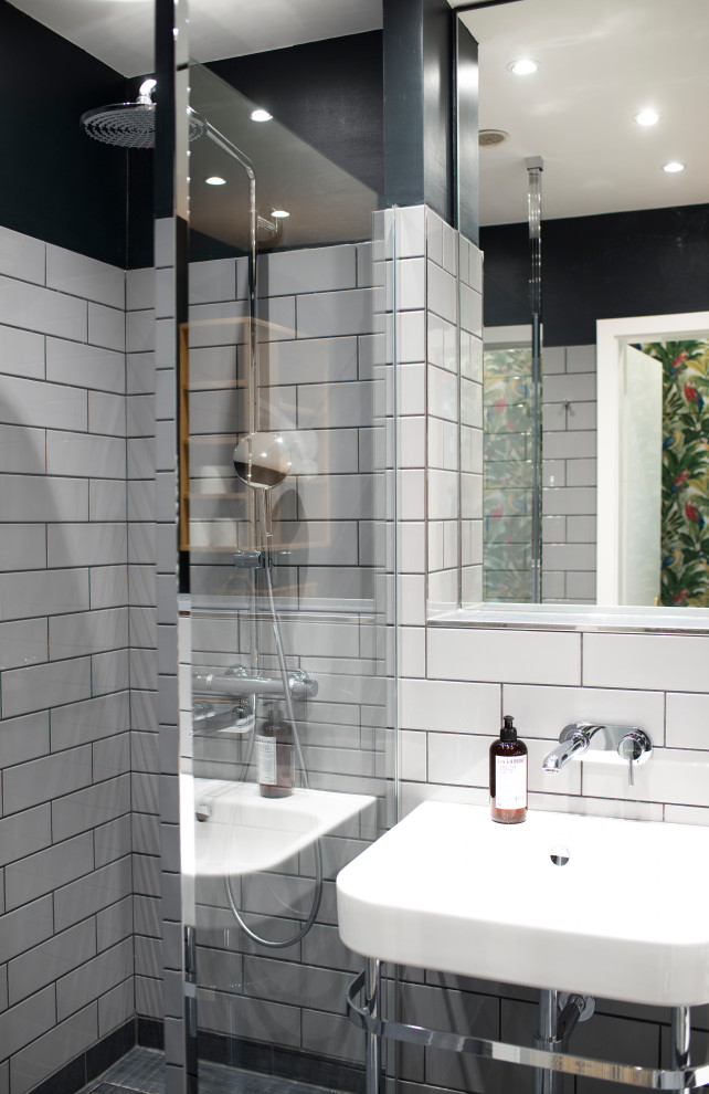 Пример оригинального дизайна: маленькая ванная комната в скандинавском стиле с открытыми фасадами, открытым душем, инсталляцией, серой плиткой, плиткой кабанчик, синими стенами, полом из керамической плитки, душевой кабиной, консольной раковиной, черным полом, открытым душем, тумбой под одну раковину и напольной тумбой для на участке и в саду