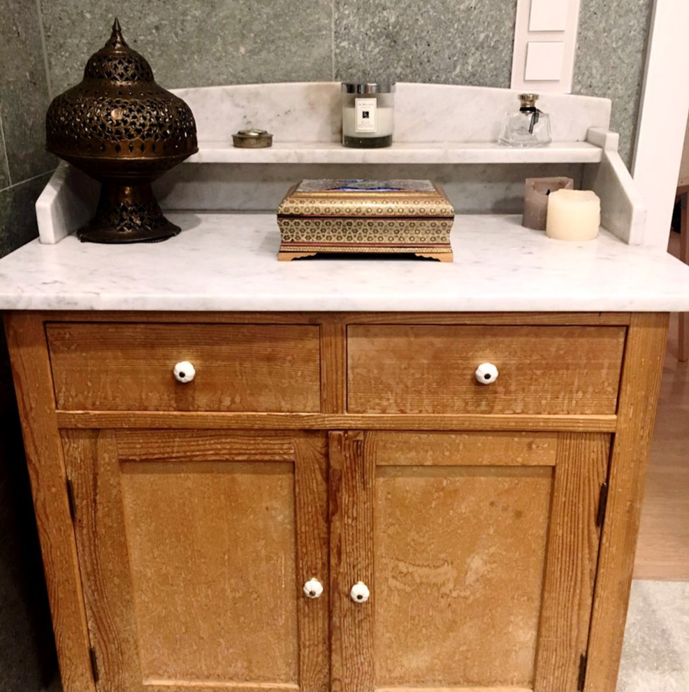 Inspiration för ett litet rustikt en-suite badrum, med bruna skåp, ett platsbyggt badkar, en dusch/badkar-kombination, grön kakel, marmorkakel, gröna väggar, marmorgolv, beiget golv och dusch med gångjärnsdörr