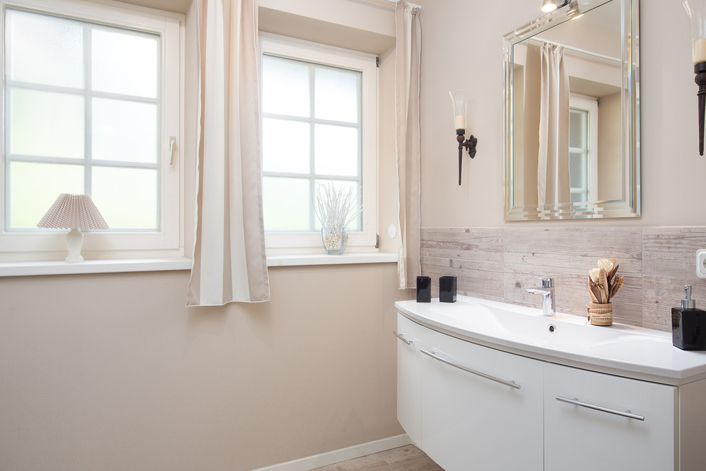 На фото: ванная комната в стиле кантри с коричневыми стенами и коричневым полом