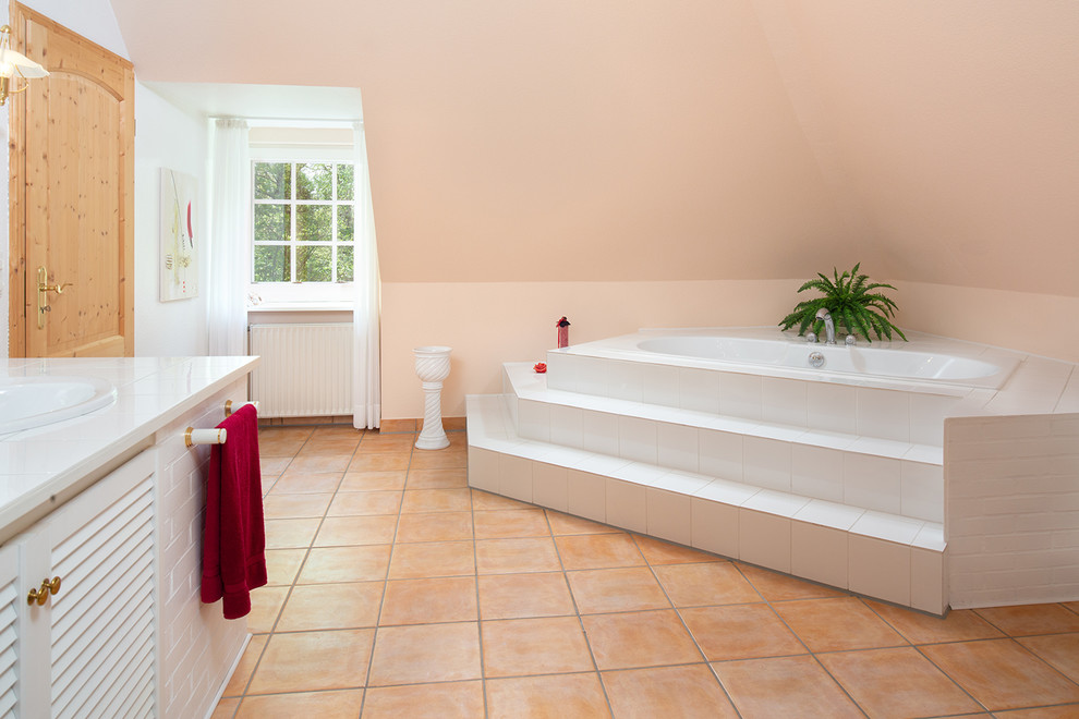 Diseño de cuarto de baño campestre con paredes marrones y suelo marrón