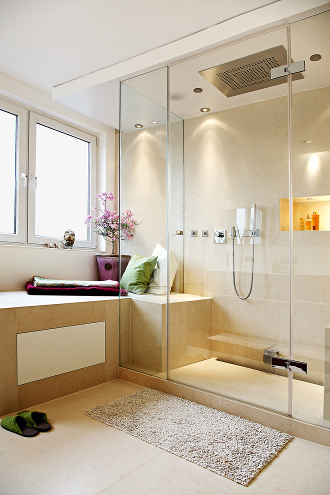 На фото: большая ванная комната в современном стиле с душем без бортиков, бежевой плиткой, бежевыми стенами, полом из травертина, каменной плиткой и окном