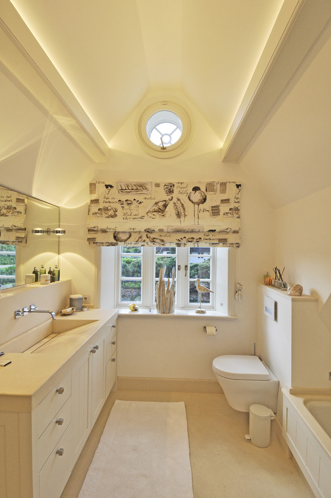Idee per una stanza da bagno stile marino con pavimento in pietra calcarea, lavabo integrato e top in pietra calcarea