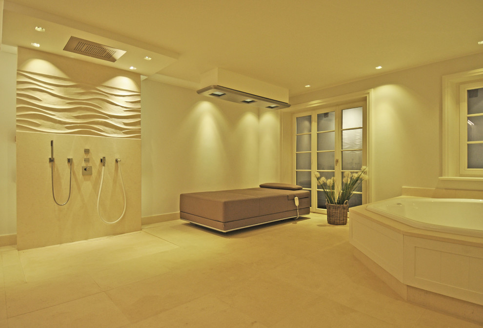 Modernes Badezimmer mit offener Dusche, Kalkstein und integriertem Waschbecken in Sonstige