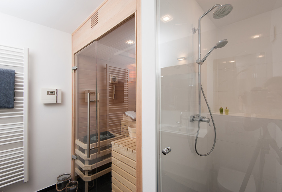 Cette photo montre un sauna scandinave de taille moyenne avec un carrelage blanc, des carreaux de céramique et un mur blanc.