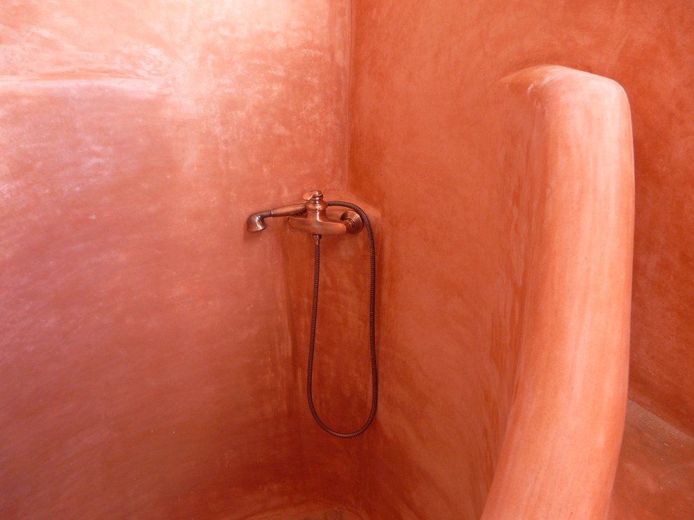Foto de cuarto de baño mediterráneo con suelo de baldosas de terracota y lavabo integrado
