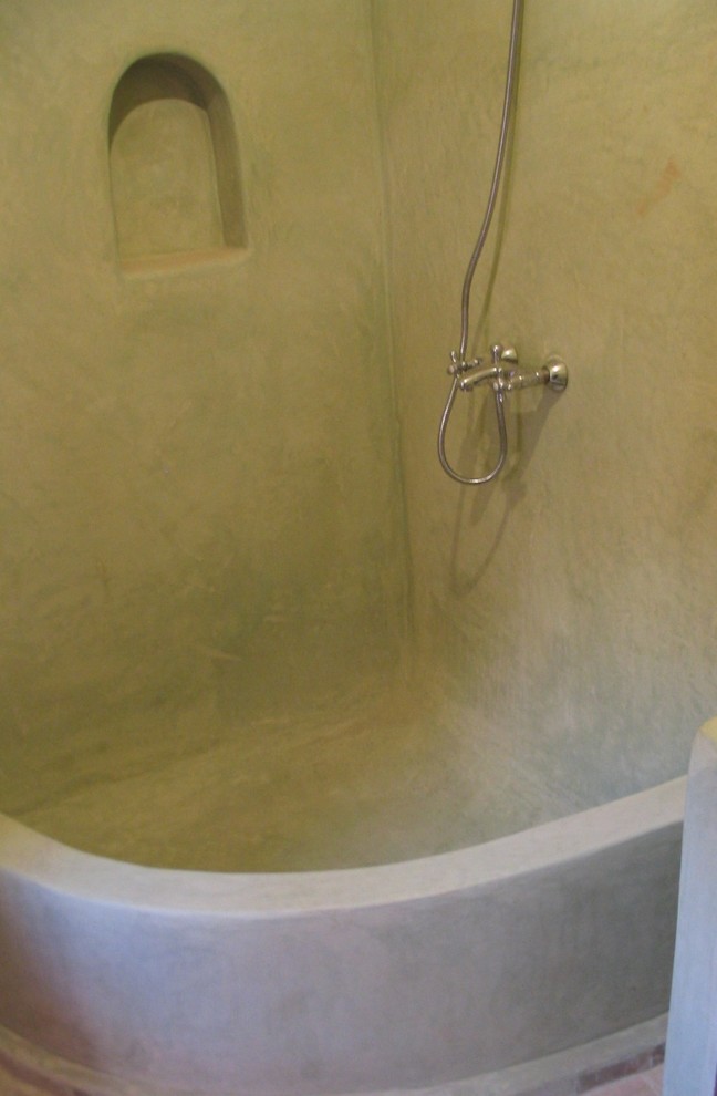 Foto de cuarto de baño mediterráneo con suelo de baldosas de terracota y lavabo integrado