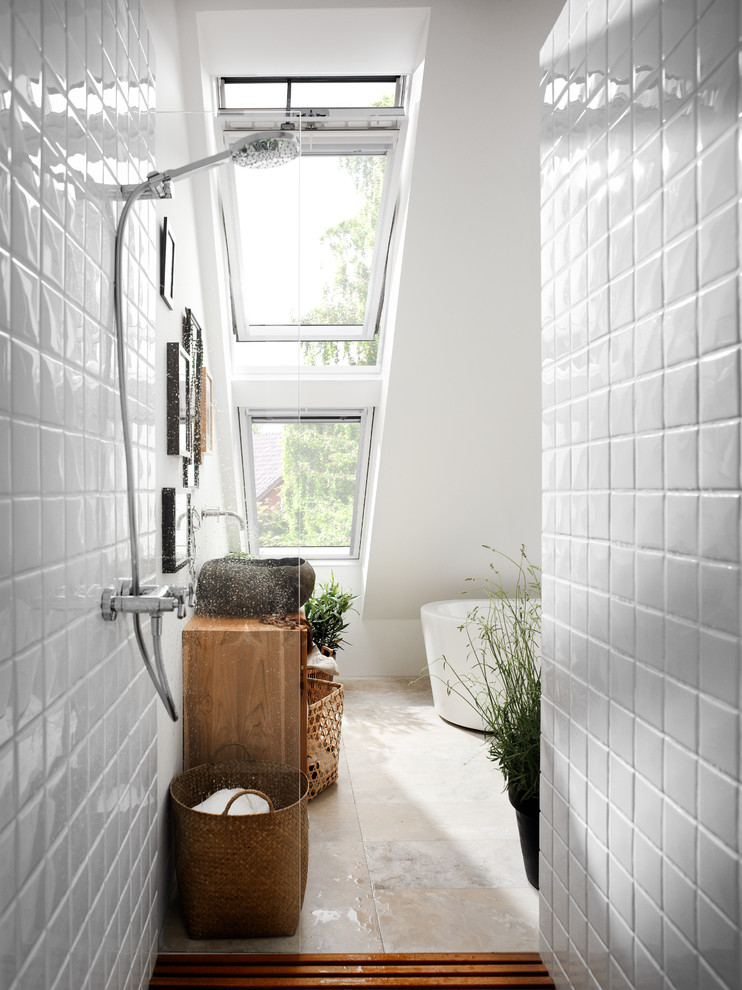 Bild på ett litet funkis brun brunt badrum med dusch, med ett fristående badkar, en öppen dusch, vit kakel, keramikplattor, vita väggar, ett fristående handfat, träbänkskiva, beiget golv och med dusch som är öppen