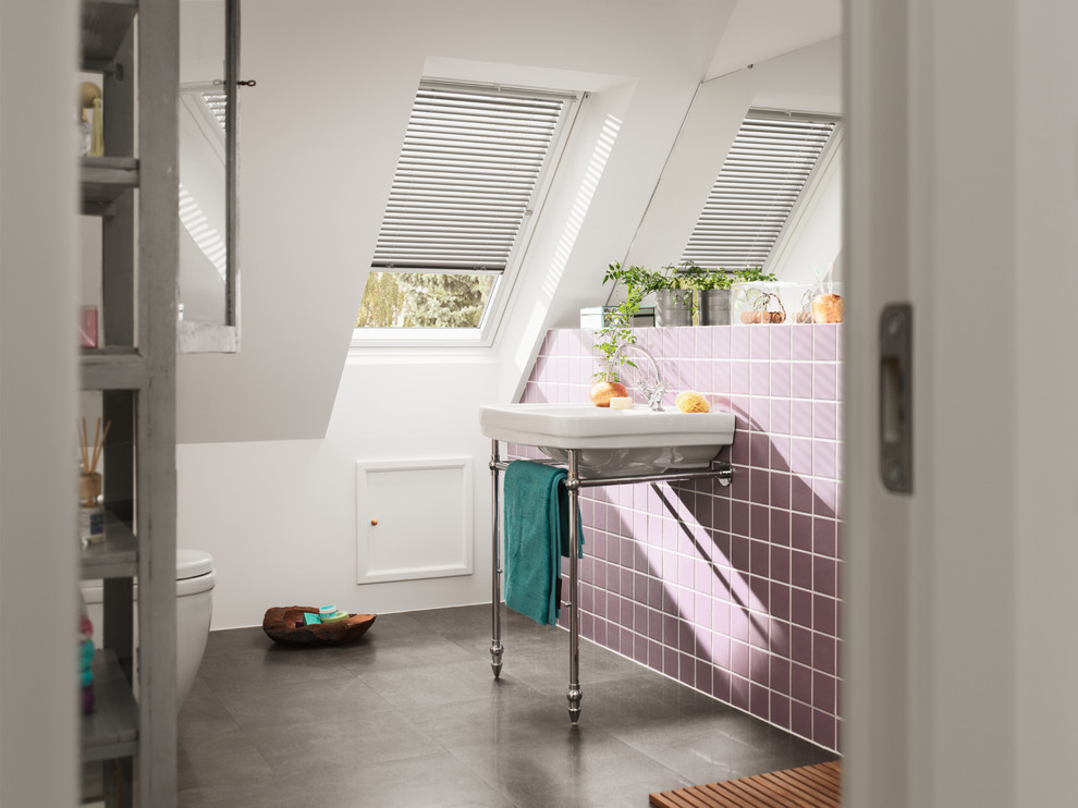 Modelo de cuarto de baño actual de tamaño medio con baldosas y/o azulejos rosa, baldosas y/o azulejos de cerámica, paredes blancas, lavabo con pedestal y suelo gris