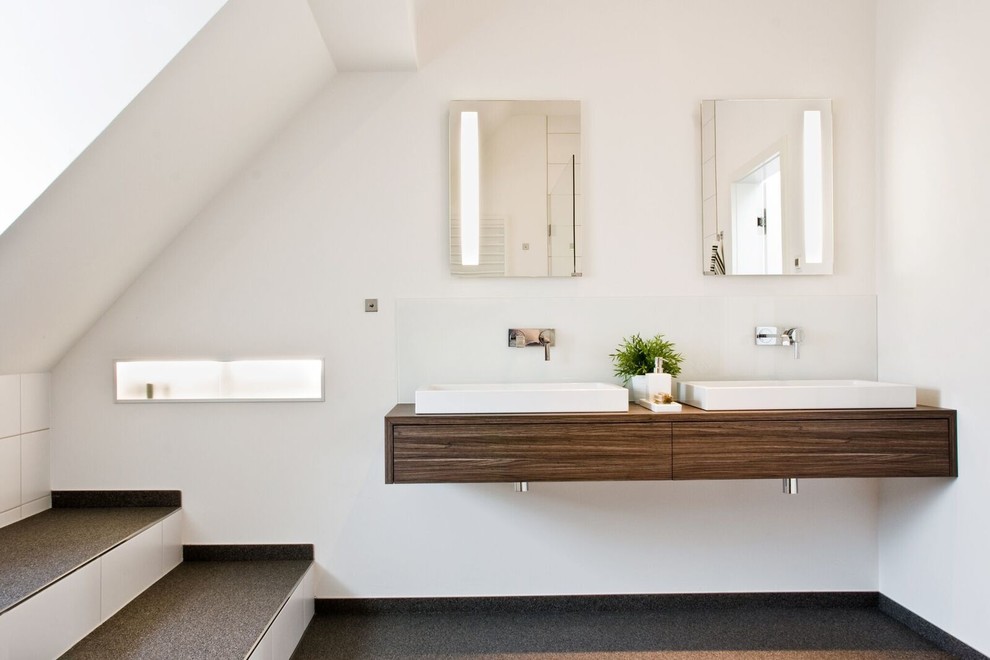 Источник вдохновения для домашнего уюта: ванная комната в современном стиле с белыми стенами