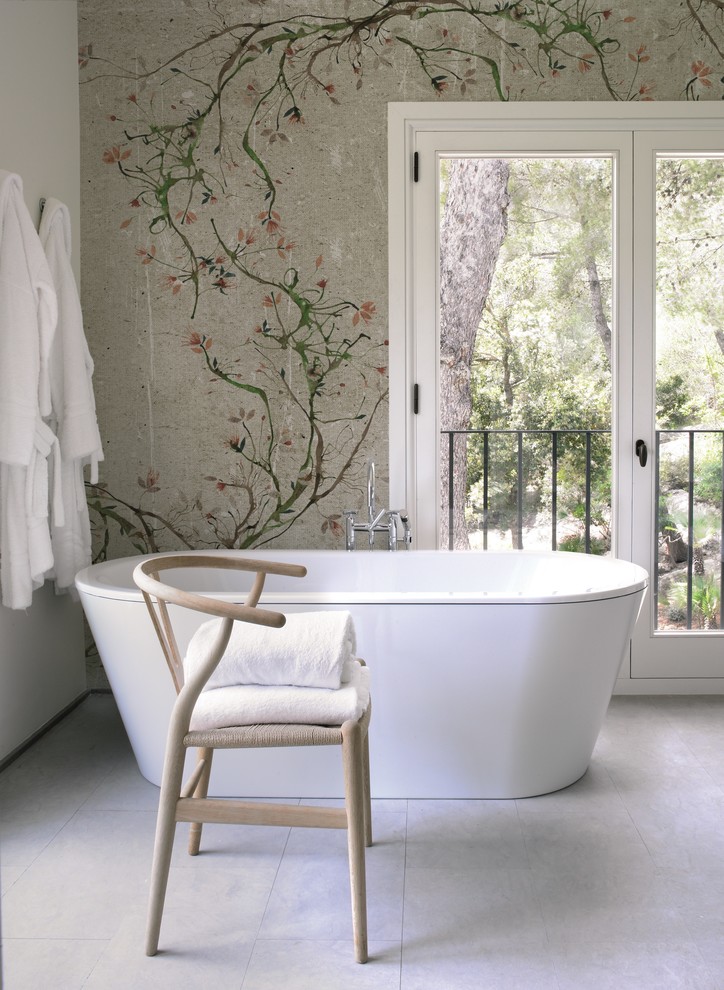 Mittelgroßes Asiatisches Duschbad mit freistehender Badewanne, Duschbadewanne, weißer Wandfarbe, Betonboden, grauem Boden und offener Dusche in Köln