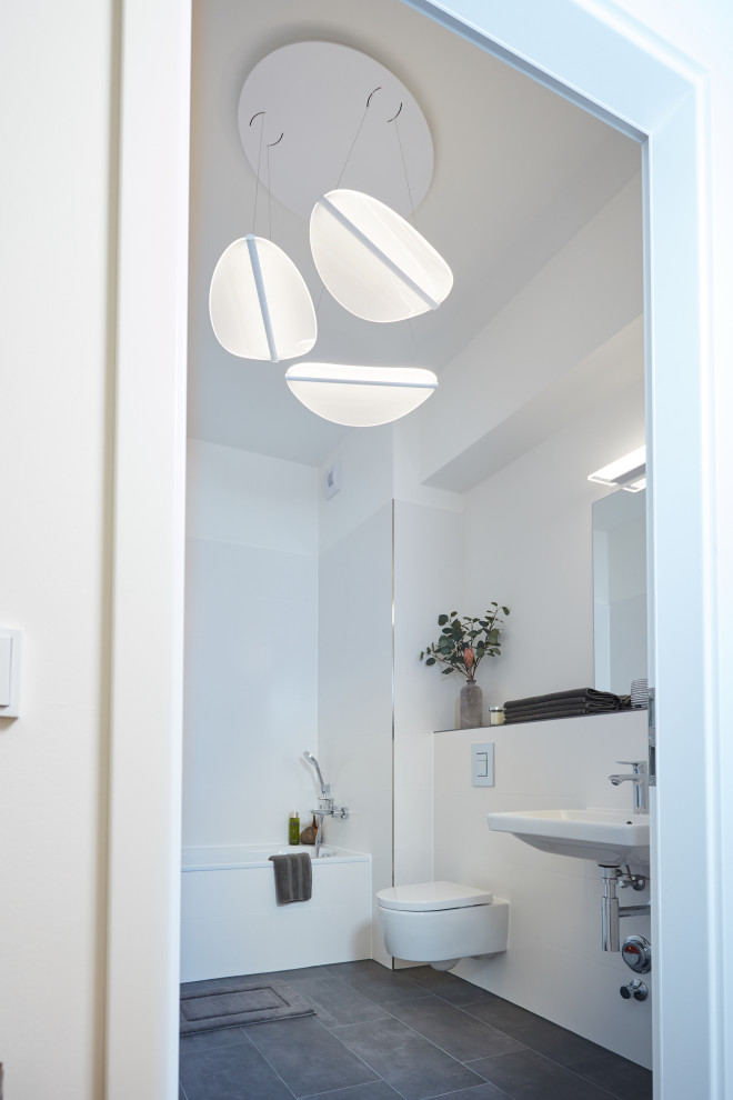 Foto di una stanza da bagno padronale contemporanea di medie dimensioni con piastrelle bianche e piastrelle in ceramica