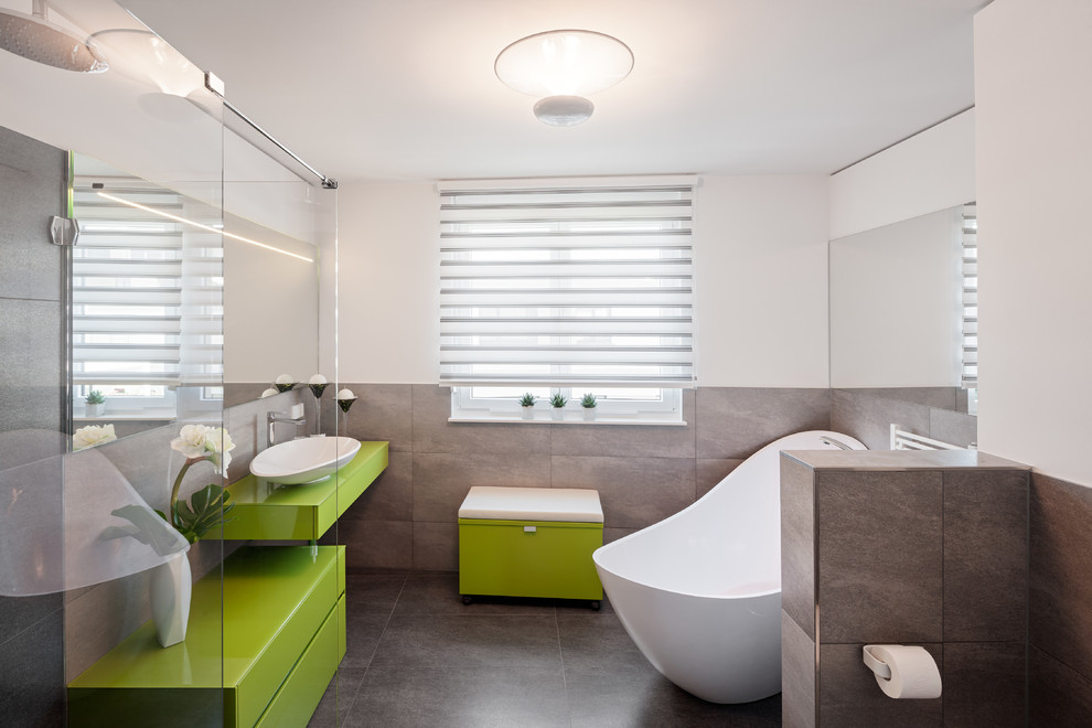 Идея дизайна: ванная комната среднего размера в современном стиле с зелеными фасадами, душем без бортиков, коричневой плиткой, настольной раковиной, белыми стенами, плоскими фасадами и отдельно стоящей ванной