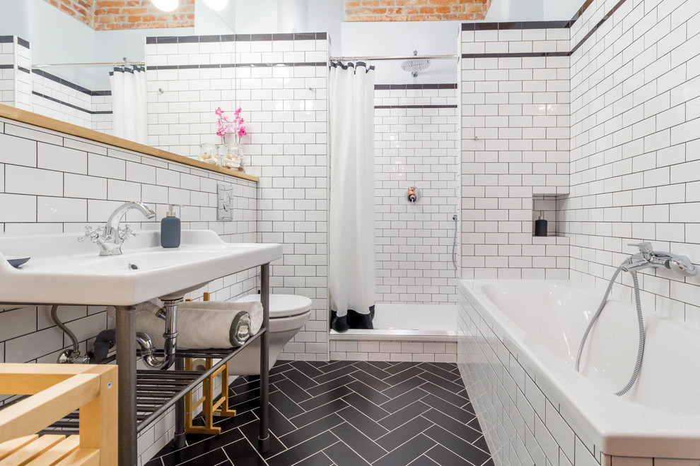 Immagine di una stanza da bagno industriale di medie dimensioni con doccia alcova, piastrelle bianche, piastrelle diamantate, lavabo a consolle, vasca da incasso e doccia con tenda