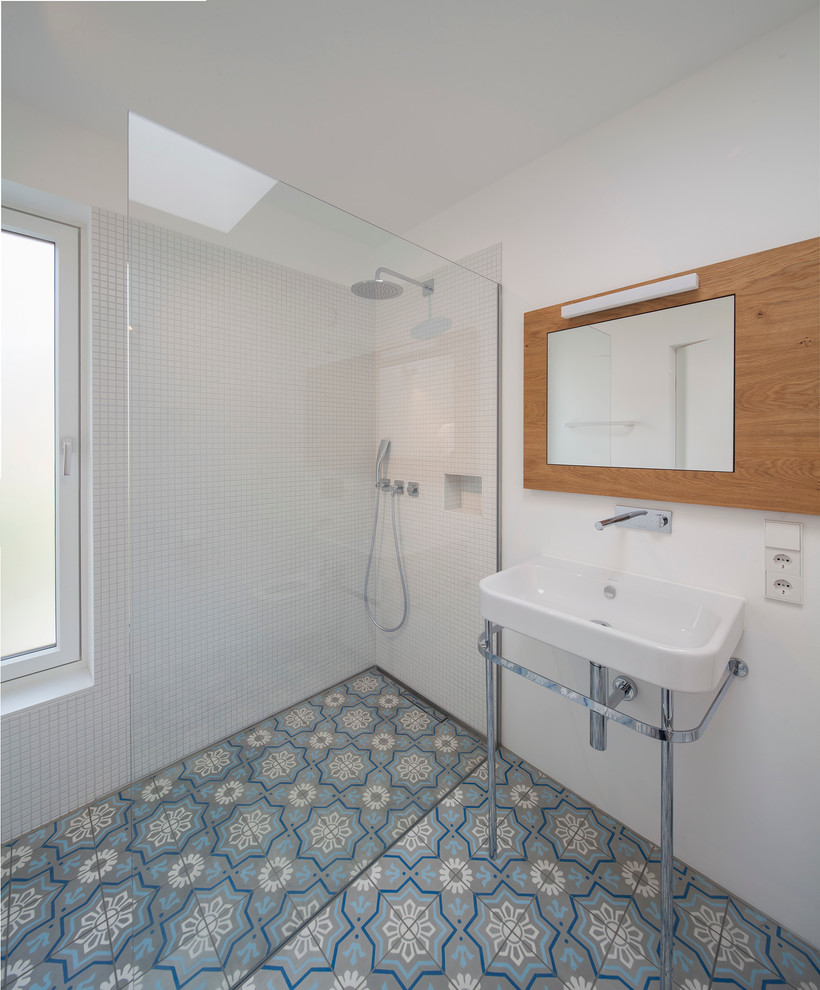 На фото: ванная комната среднего размера в современном стиле с душем без бортиков, белой плиткой, плиткой мозаикой, белыми стенами, консольной раковиной, открытым душем, полом из мозаичной плитки, душевой кабиной, тумбой под одну раковину и встроенной тумбой с