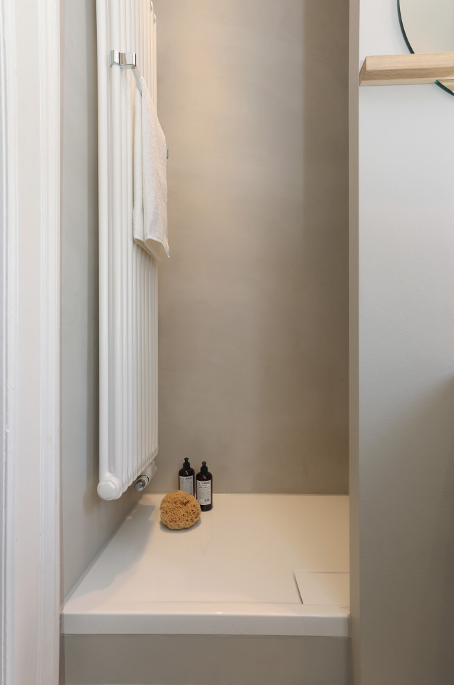 На фото: маленькая ванная комната в стиле модернизм с плоскими фасадами, светлыми деревянными фасадами, душем в нише, раздельным унитазом, серой плиткой, серыми стенами, полом из цементной плитки, душевой кабиной, настольной раковиной, столешницей из дерева, разноцветным полом, открытым душем, тумбой под одну раковину, встроенной тумбой, потолком с обоями и обоями на стенах для на участке и в саду с