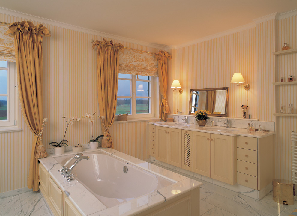 Пример оригинального дизайна: большая ванная комната в стиле кантри с фасадами в стиле шейкер, светлыми деревянными фасадами, полновстраиваемой ванной, белой плиткой, плиткой из листового камня, разноцветными стенами, мраморным полом, врезной раковиной, мраморной столешницей и окном