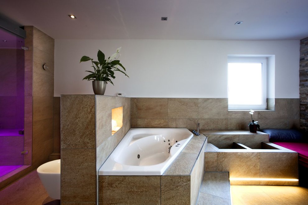 Inspiration för ett funkis badrum, med ett platsbyggt badkar, brun kakel, vita väggar och en dusch i en alkov
