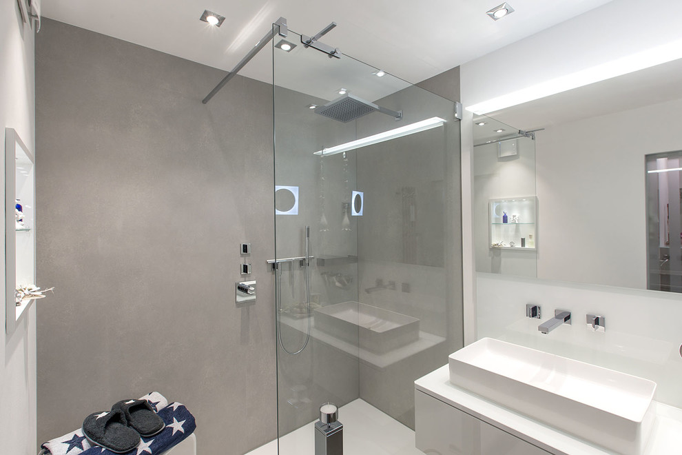 Foto di una stanza da bagno contemporanea con doccia aperta