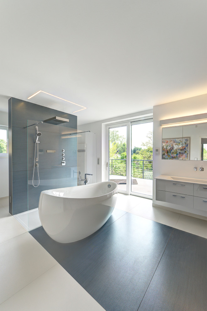 Ispirazione per una stanza da bagno minimal con doccia a filo pavimento, piastrelle blu e pareti bianche