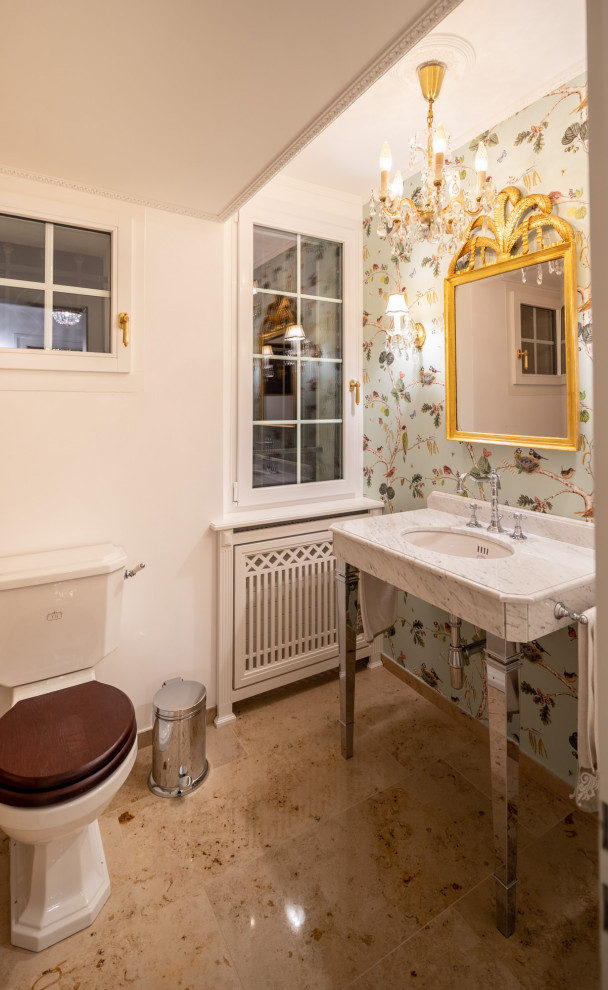 Idee per una stanza da bagno tradizionale di medie dimensioni con WC monopezzo, pareti multicolore, top bianco, toilette, un lavabo, mobile bagno freestanding e carta da parati