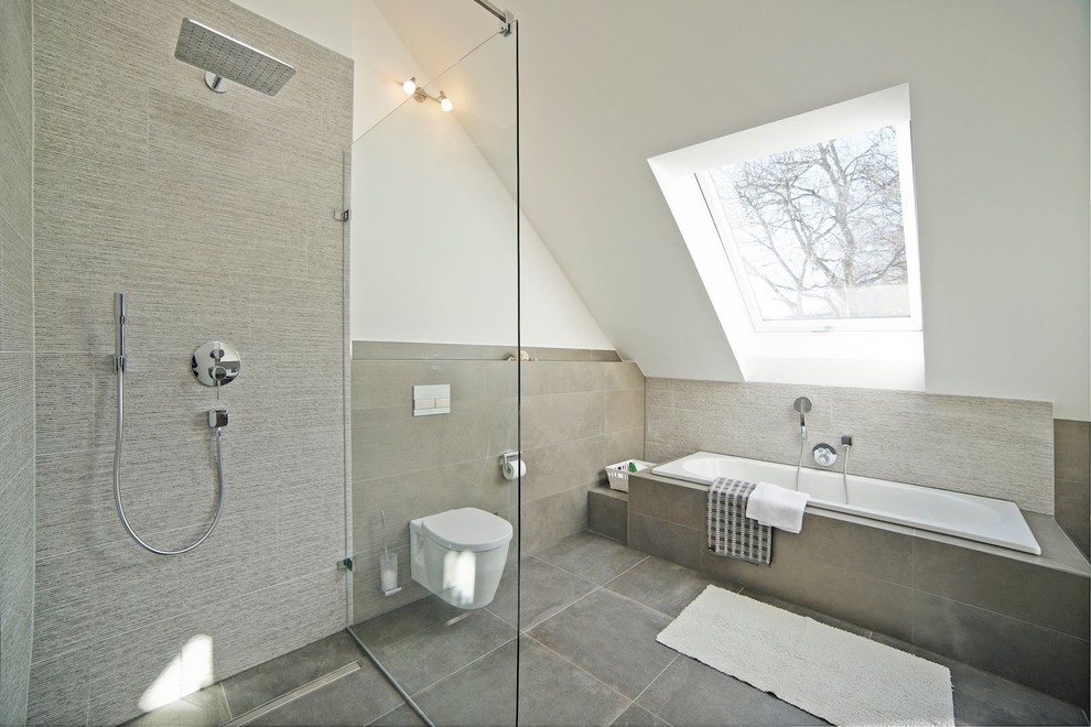 Источник вдохновения для домашнего уюта: ванная комната среднего размера в современном стиле с накладной ванной, душем без бортиков, раздельным унитазом, бежевой плиткой, цементной плиткой, белыми стенами, полом из цементной плитки, душевой кабиной, бежевым полом и открытым душем
