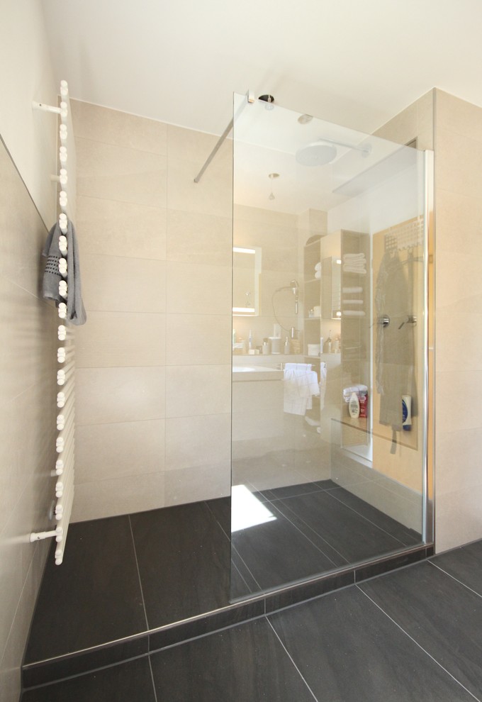 Aménagement d'une petite salle d'eau contemporaine avec une douche ouverte, un carrelage gris, des carreaux de céramique, un mur gris, un sol en carrelage de porcelaine, un sol gris et aucune cabine.
