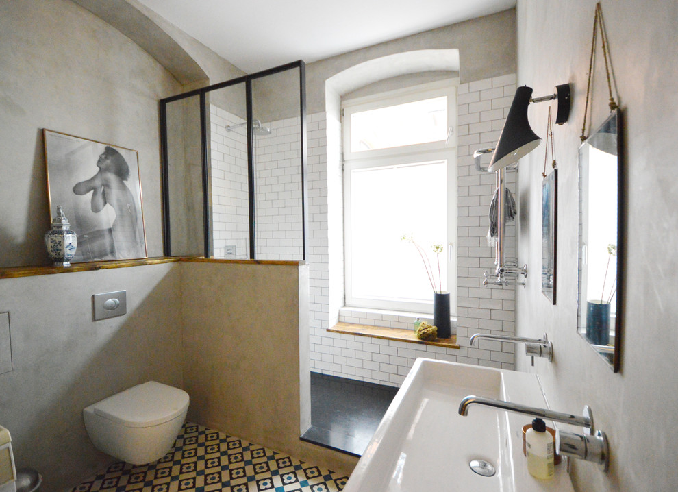 На фото: ванная комната среднего размера в стиле лофт с открытым душем, разноцветной плиткой, цементной плиткой, серыми стенами, душевой кабиной и настольной раковиной