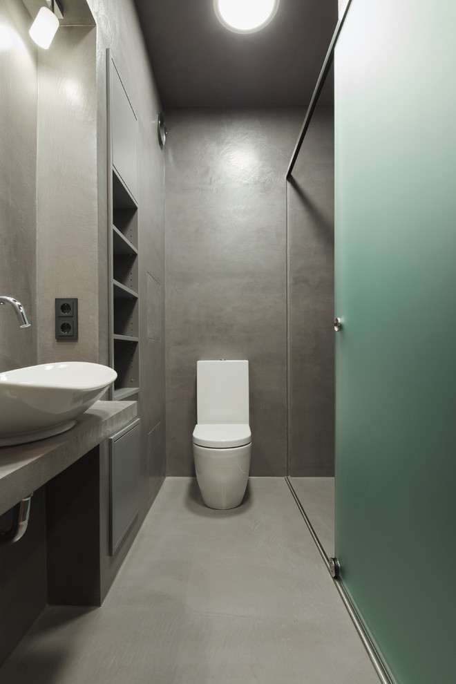 Inspiration pour une petite salle d'eau design avec des portes de placard grises, une douche à l'italienne, WC à poser et un mur gris.