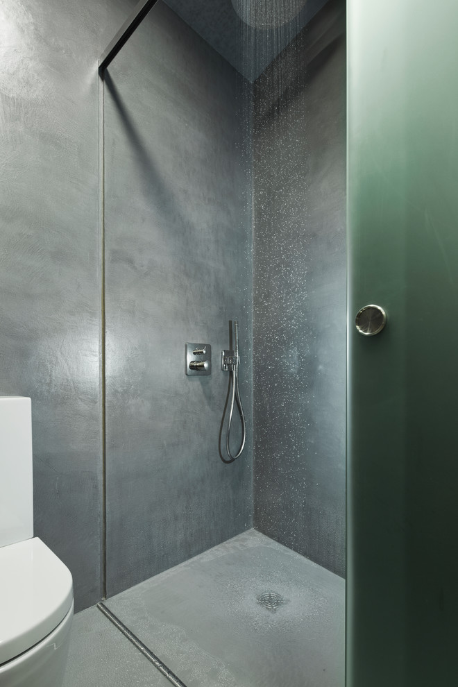 Idées déco pour une petite salle d'eau contemporaine avec un placard à porte plane, des portes de placard grises, un mur gris et sol en béton ciré.
