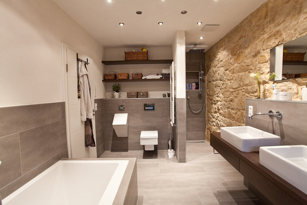 Идея дизайна: ванная комната среднего размера в стиле рустика с накладной ванной, душем без бортиков, инсталляцией, белыми стенами, полом из керамической плитки, настольной раковиной, серым полом и открытым душем