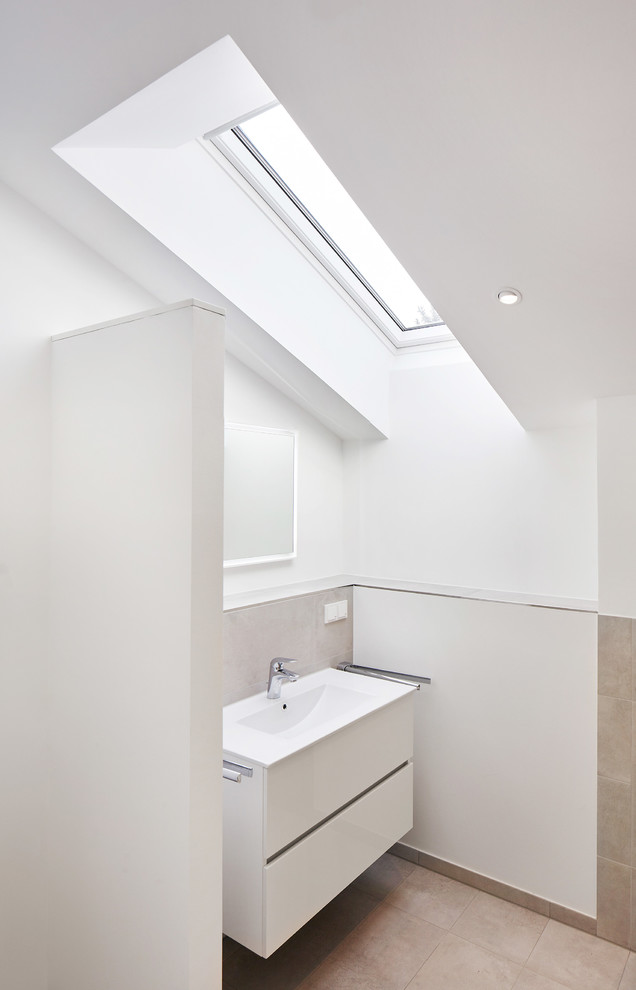 Immagine di una stanza da bagno design con parquet chiaro