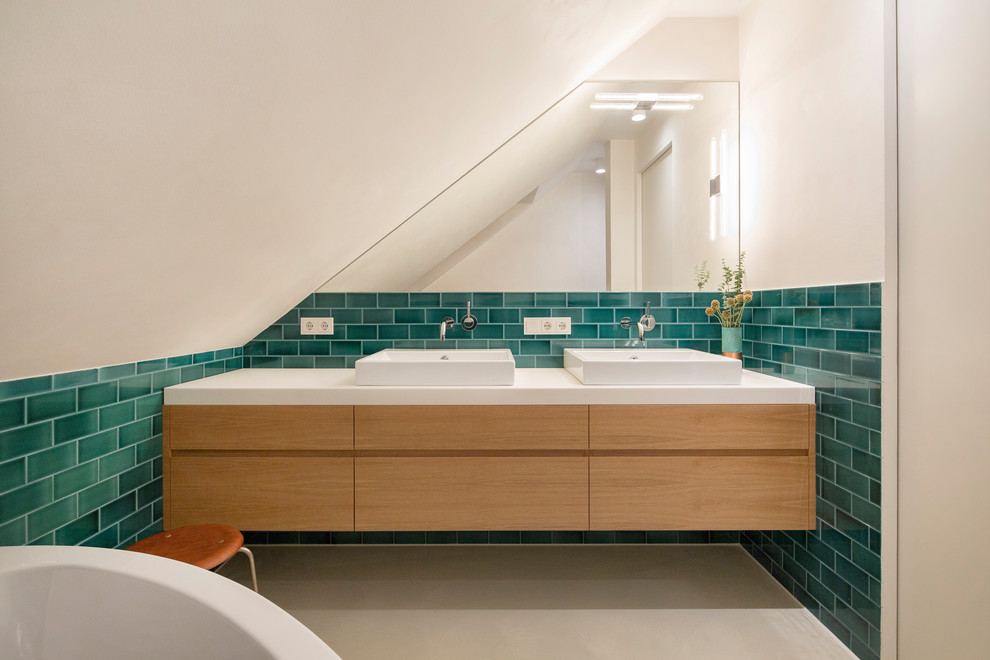 Inspiration för mellanstora skandinaviska vitt badrum med dusch, med släta luckor, bruna skåp, vita väggar, betonggolv, ett fristående handfat, beiget golv, en kantlös dusch, träbänkskiva och dusch med gångjärnsdörr