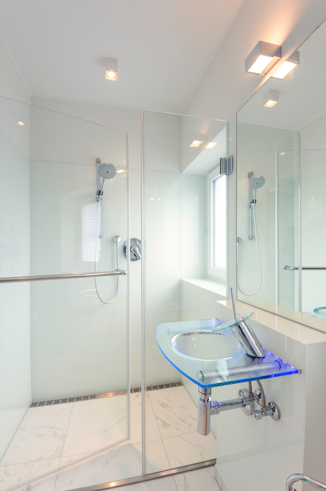 Réalisation d'une petite salle d'eau design avec une douche à l'italienne, un carrelage blanc, un carrelage en pâte de verre, un mur blanc, un sol en marbre, une grande vasque et un plan de toilette en verre.
