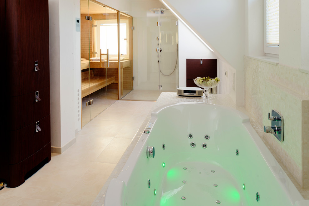Inspiration pour une salle de bain principale design de taille moyenne avec une baignoire posée, une douche à l'italienne, mosaïque, un mur blanc et un sol en calcaire.