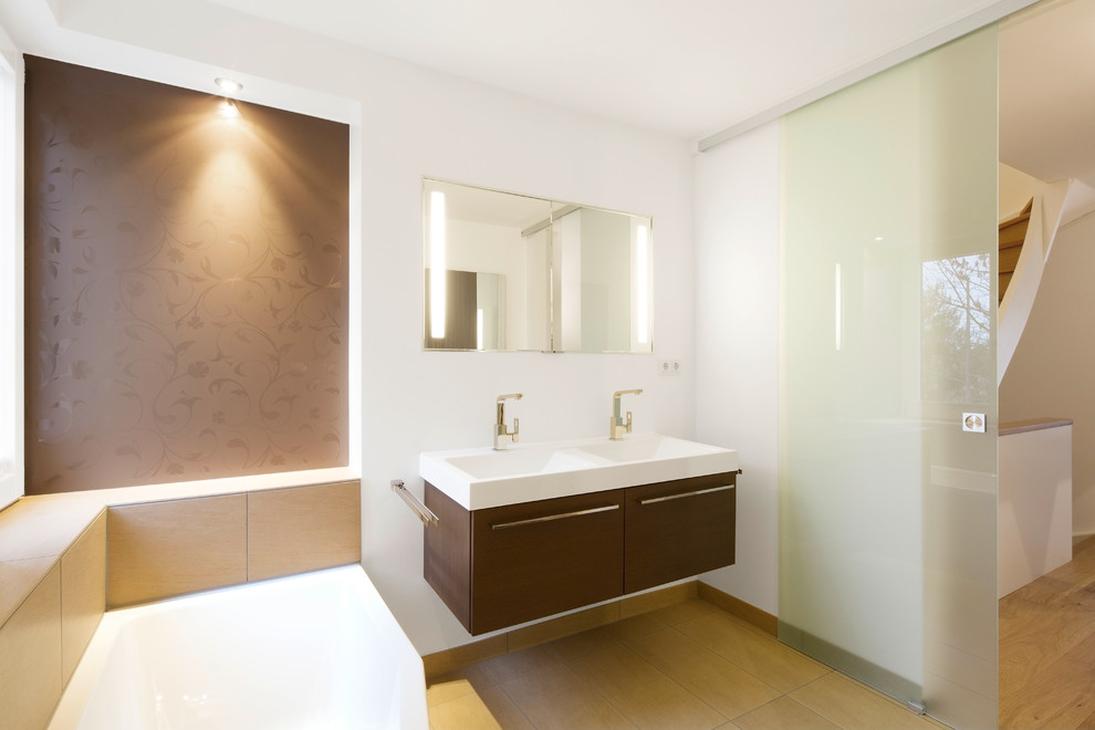 Пример оригинального дизайна: ванная комната с зеркалом с подсветкой