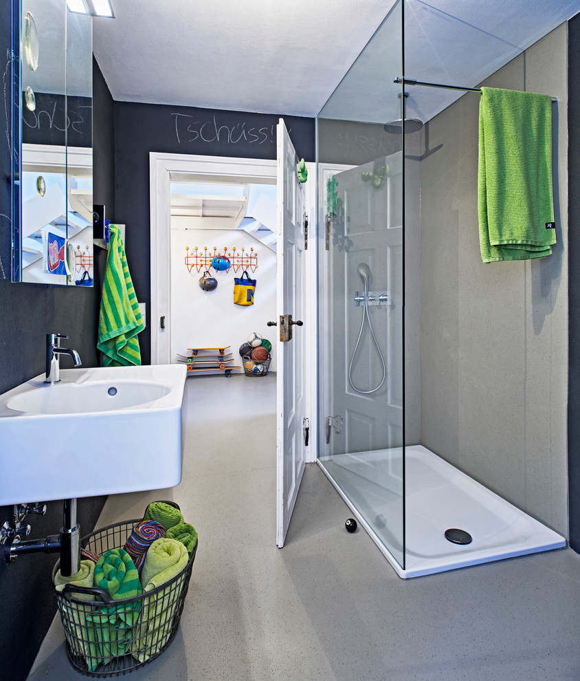 Kleines Modernes Badezimmer En Suite mit Duschnische, schwarzer Wandfarbe, Wandwaschbecken und offener Dusche in Stuttgart