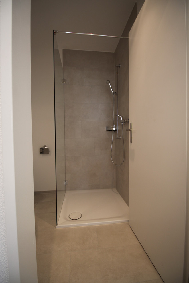 Idéer för ett mellanstort modernt badrum med dusch, med vita skåp, beige kakel, keramikplattor, vita väggar, klinkergolv i keramik, beiget golv och med dusch som är öppen