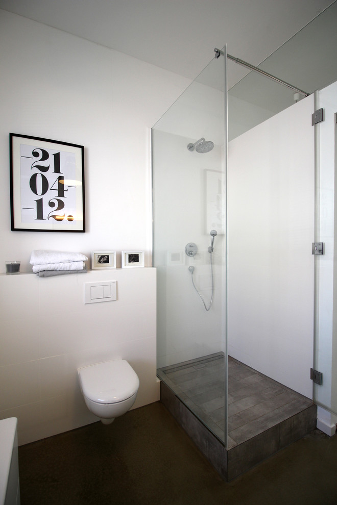Exempel på ett modernt badrum med dusch, med vita väggar och betonggolv