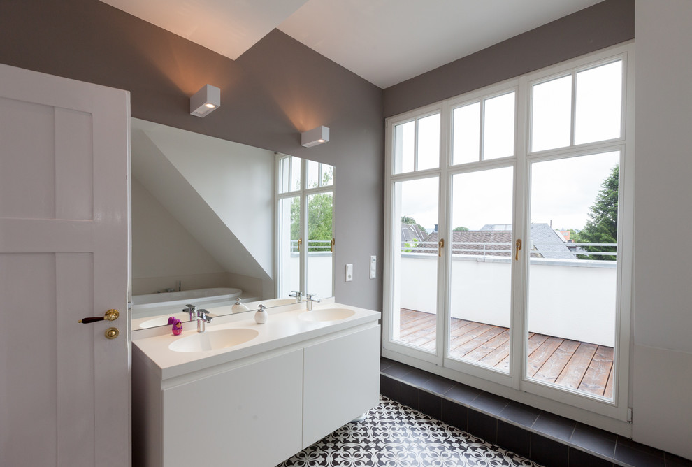 Стильный дизайн: главная ванная комната среднего размера в классическом стиле с монолитной раковиной, плоскими фасадами, белыми фасадами, разноцветной плиткой, полом из керамогранита, столешницей из искусственного камня и серыми стенами - последний тренд