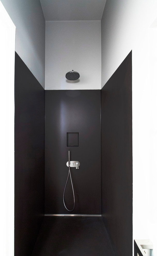 Ejemplo de cuarto de baño moderno con baldosas y/o azulejos negros