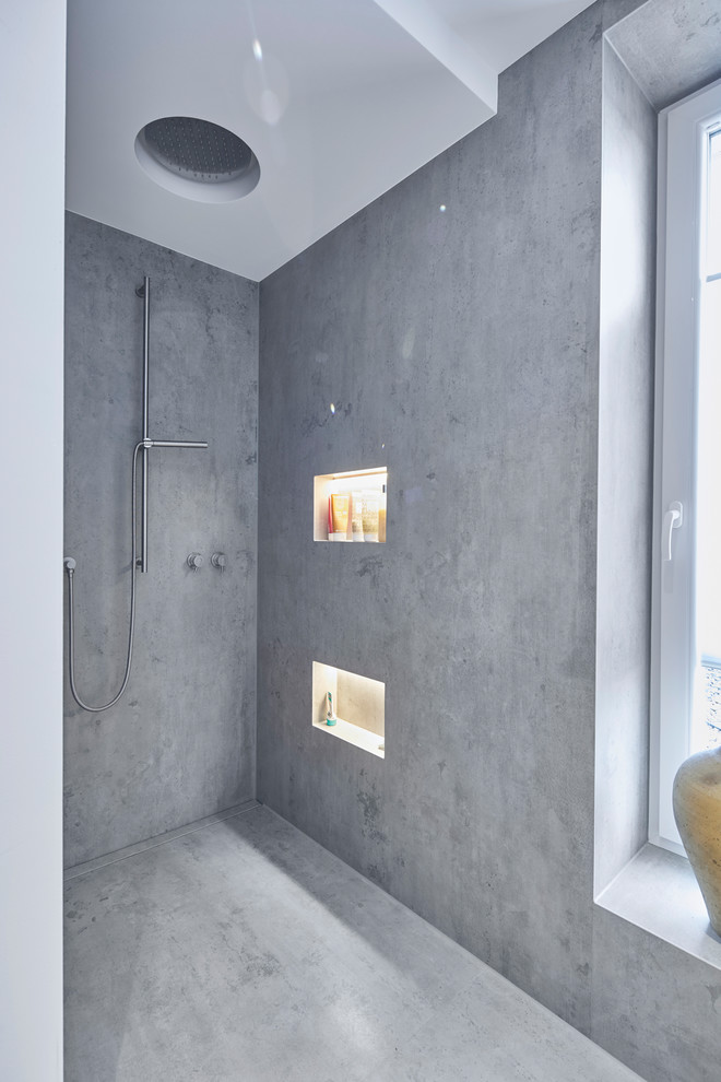 Пример оригинального дизайна: большая главная ванная комната в современном стиле с плоскими фасадами, фасадами цвета дерева среднего тона, белой плиткой, зеркальной плиткой, белыми стенами, бетонным полом, настольной раковиной, стеклянной столешницей, серым полом, открытым душем, серой столешницей и душем без бортиков