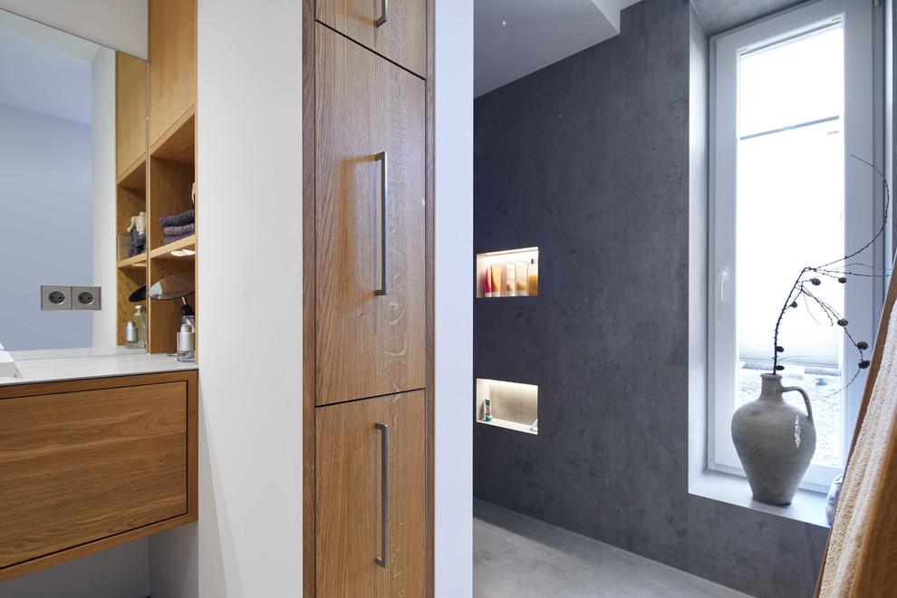 Inspiration för stora moderna grått en-suite badrum, med släta luckor, skåp i mellenmörkt trä, vit kakel, spegel istället för kakel, vita väggar, betonggolv, ett fristående handfat, bänkskiva i glas, grått golv, en kantlös dusch och med dusch som är öppen