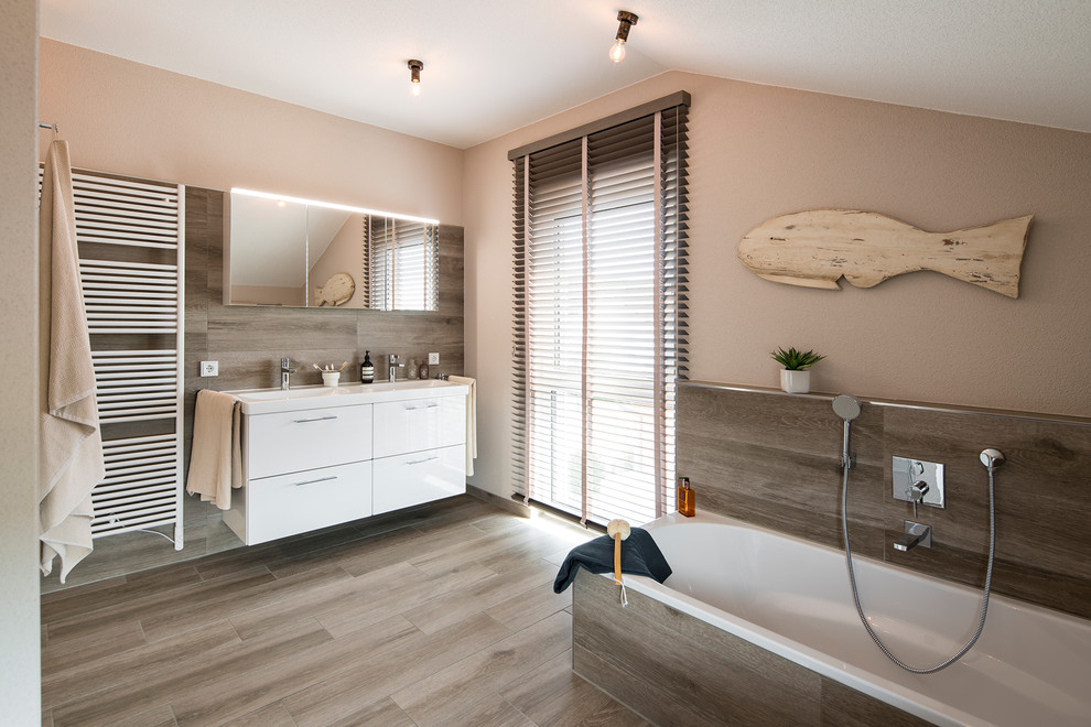 Idéer för ett mellanstort modernt vit badrum med dusch, med vita skåp, ett platsbyggt badkar, en kantlös dusch, brun kakel, brunt golv, med dusch som är öppen, släta luckor, bruna väggar och ett nedsänkt handfat