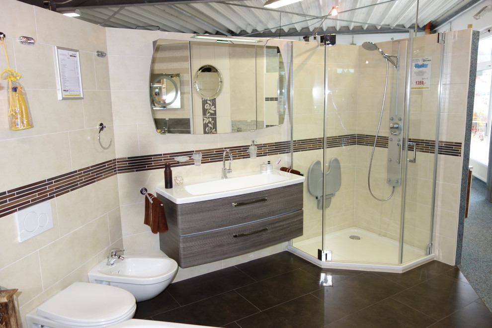 Inspiration för moderna badrum, med en dusch i en alkov och en toalettstol med separat cisternkåpa