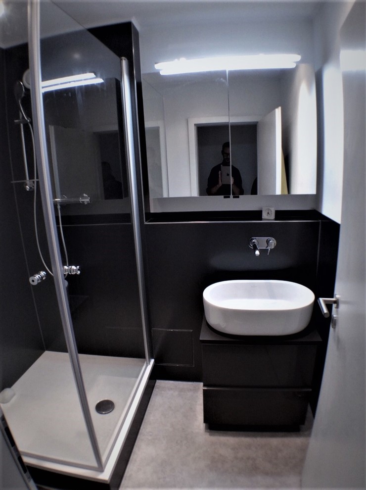 Modelo de cuarto de baño contemporáneo pequeño con paredes grises, suelo de linóleo y aseo y ducha