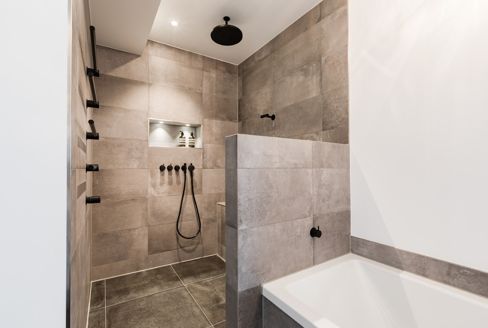Modern inredning av ett mellanstort en-suite badrum, med ett platsbyggt badkar, en öppen dusch, keramikplattor, klinkergolv i keramik, med dusch som är öppen, beige kakel, brun kakel, vita väggar och brunt golv