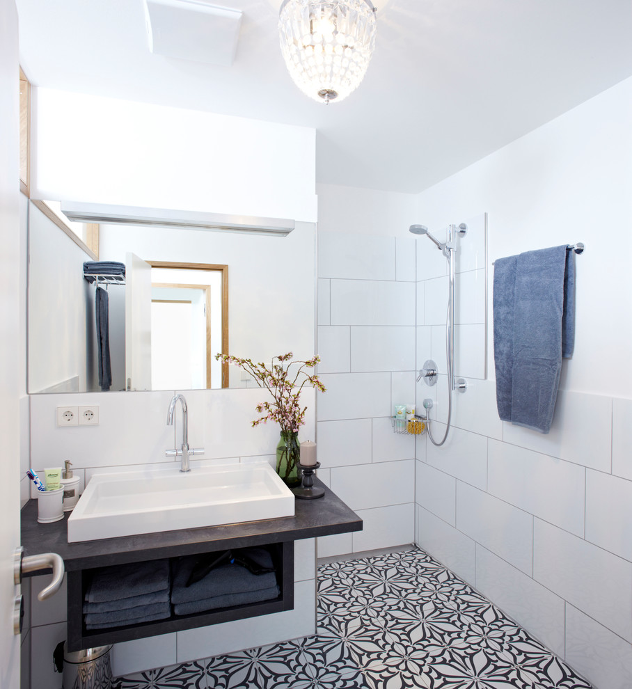 ミュンヘンにあるコンテンポラリースタイルのおしゃれな浴室 (ベッセル式洗面器、オープンシェルフ、オープン型シャワー、白いタイル、白い壁、黒いキャビネット、セラミックタイル、セラミックタイルの床、オープンシャワー) の写真